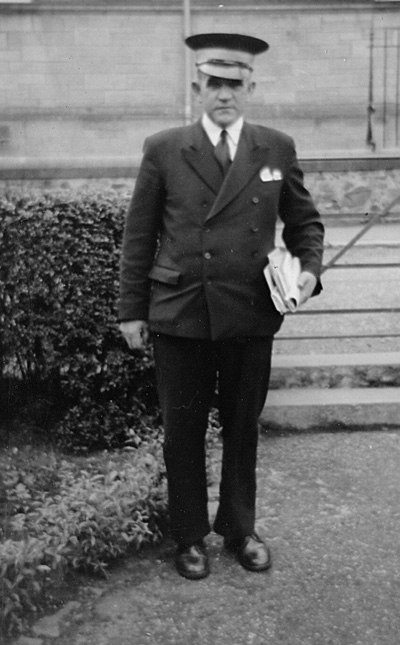 Alf in Janitor's Uniform, Dollar Academy